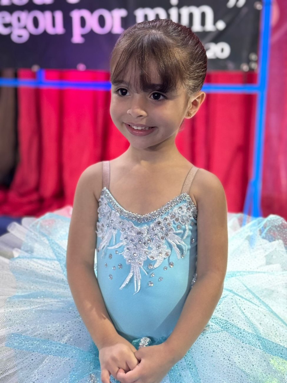 Aluna do ballet com tutu azul antes da apresentação