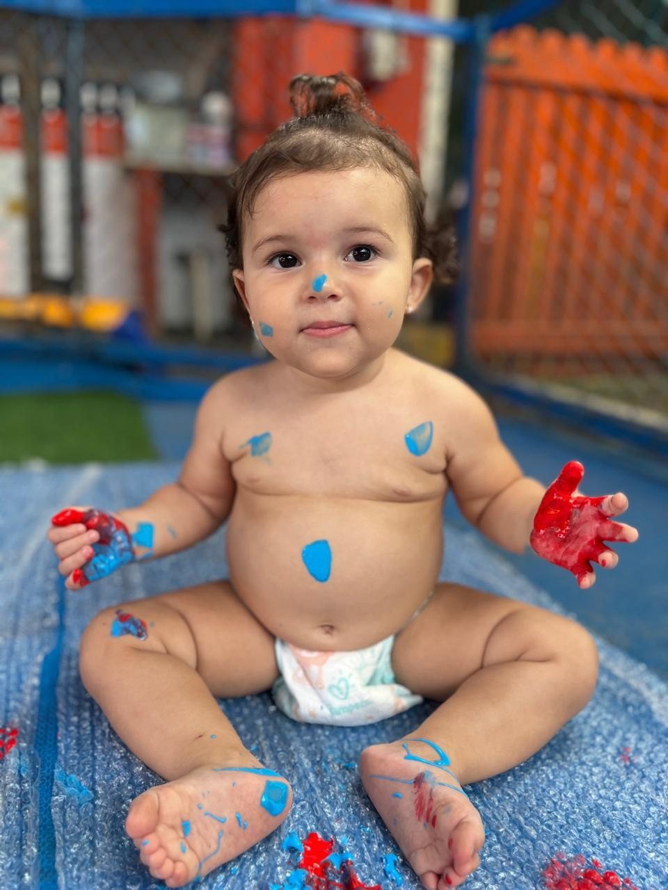Bebê do Berçário em atividade de pintura sensorial